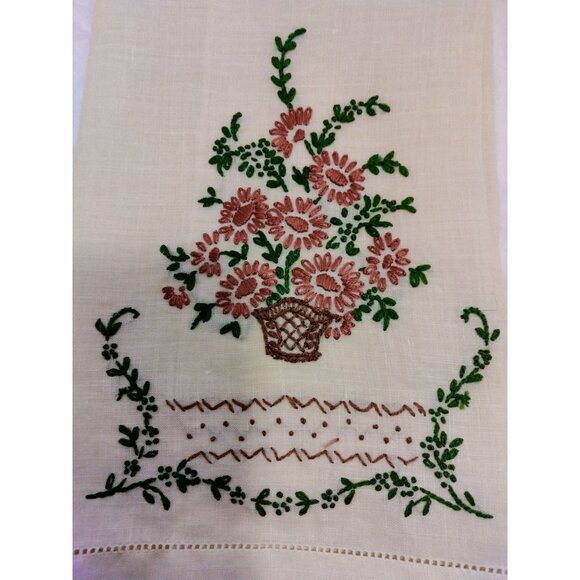 Vintage 1940s Hand Embroidered Linen Tea With Floral Basket Design - Picture 2 of 5